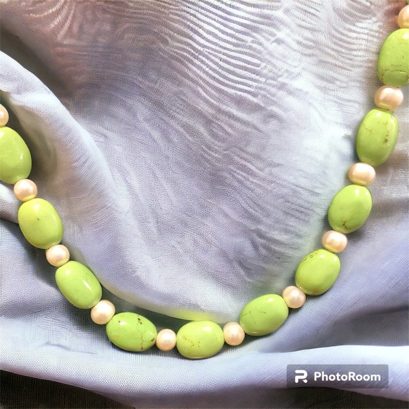 Vintage Lime green stones with faux pearl necklace Toggle clasp 91/2” - Picture 3 of 4